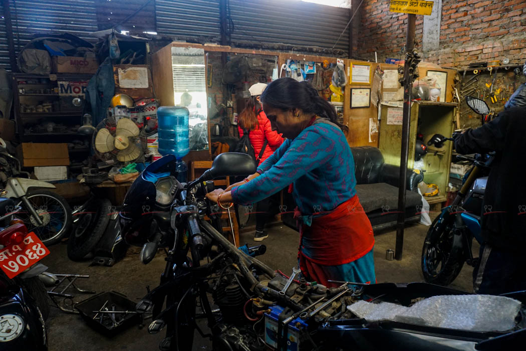 १५ वर्षदेखि मोटरसाइकल मर्मत गर्दै मालती (तस्बिरहरू)